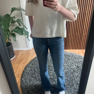 Blå jeansbyxor från g perfect jeans - Säljer dessa blå jeans i storlek 34 från Gina tricot i mid rise. Använda några gånger men inga defekter 🤍De passar mig i längden som är 173 ungefär. Pris går att driskuteras💕Hör av er vid funderingar!