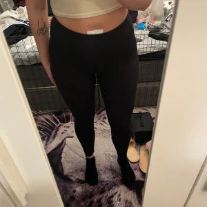 Svarta träningsbyxor - Aäljer nu dessa svarta träningsbyxor så dem inte kommer till användning. Sitter bekvämt och passar till all sorts träning💞