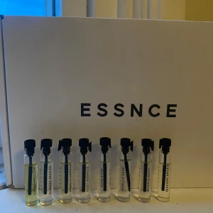Parfymprover från ESSNCE - Säljer ett set med åtta parfymprover från ESSNCE. Proverna kommer i små glasflaskor på 2ml styck och innehåller dofterna Carashmellow, Summer Breeze, Absolu Vanilla, Cozy Goddess, Rose Rose, Vanilla Sass’, Warm’ N Spicy och Perenne Amore. Endast doftat och testat en gång styck på arm för att dofta på. Paketpris: 250kr alt styckpris 40kr/flaska🫶🏼
