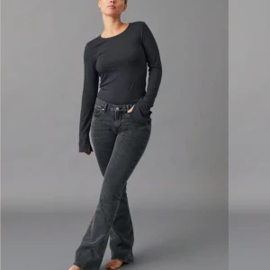Low waist bootcut jeans - Snygga grå lågmidjade jeans med bootcut-passform. Low waist bootcut modellen från Gina i storlek 36, sparsamt använda! 🥰Nypris 499, mitt pris 300 men går att diskutera!