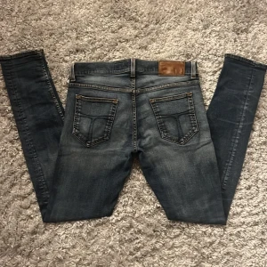 Tiger Of Sweden Slim fit jeans - Säljer dessa riktigt snygga Tiger of sweden jeansen som har en slim passform. Jeansen är i storlek 28/32 och är i bra skick. Bara att skriva över frågor och funderingar, pris kan diskuteras.