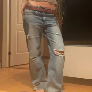Zara jeans  - Säljer dessa eftertraktade slutsålda Zara jeansen med slitningar, säljer då jag köpte i två olika storlekar! Buda gärna🌷