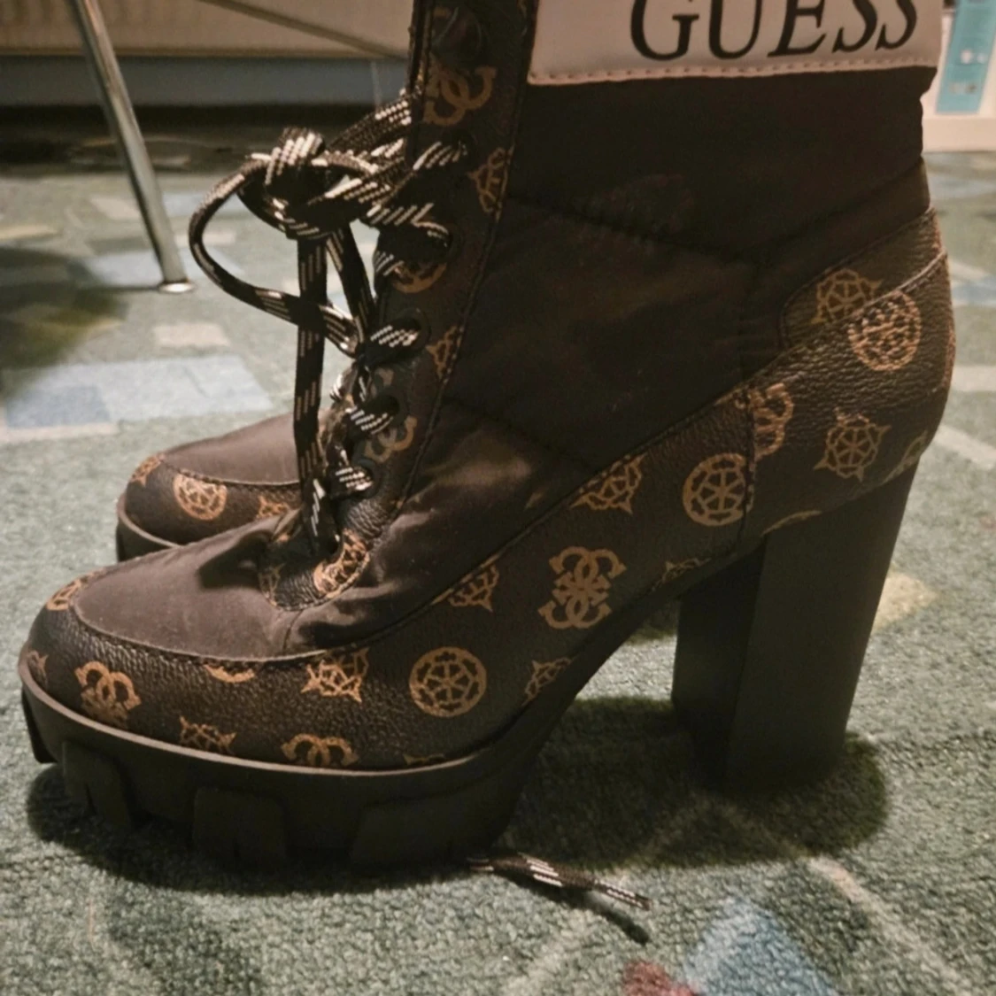 Svarta boots med klack från Guess - 1