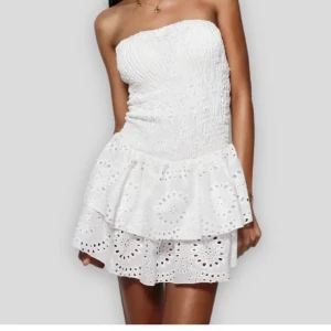 Vit axelbandslös klänning - Klänning från meet me there i mycket bra skick!