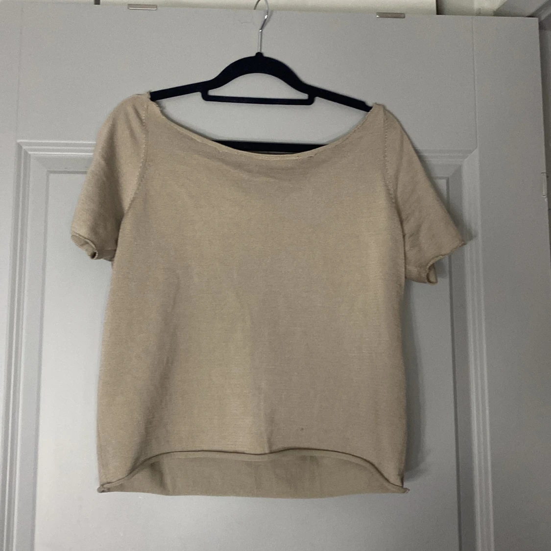 Beige ribbad kortärmad topp