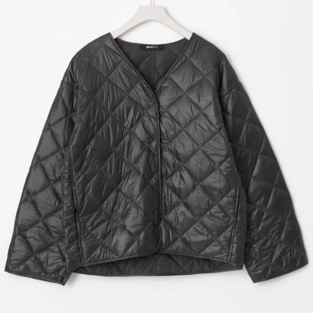 Quilted jacka från Gina Tricot. Aldrig använd. Nypris 600kr. Takit.