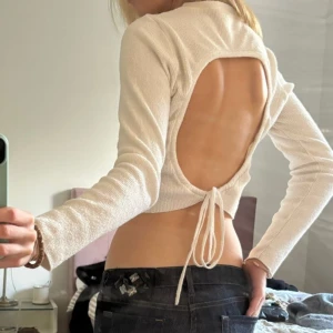 Långärmad topp - Långärmad vit/cremevit topp i jättefint, unikt material och öppen rygg🤍 200 kr + frakt