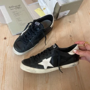 Golden goose skor - SUPER snygga i bar skick!! Äkthets bevis finns och man får med kartong och dustbag❣️❣️