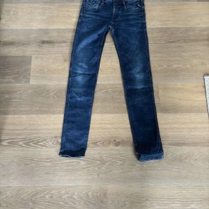 Blå jeansbyxor från Replay - Säljer ett par mörkblå replay anbass i bra skick. Väldigt snygg färg nu till sommaren och säljs för att dem är för små. Perfekta för en trendig stil och passar till det mesta. Pris kan diskuteras vid snabb affär😃