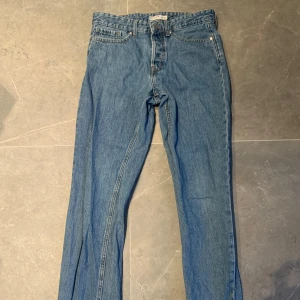 Blå raka jeansbyxor från Cubus  - Klassiska blå jeans från Cubus med rak passform och fem fickor. Byxorna har normal midja och stängs med dragkedja och knapp. Perfekta för en avslappnad stil och funkar året runt.