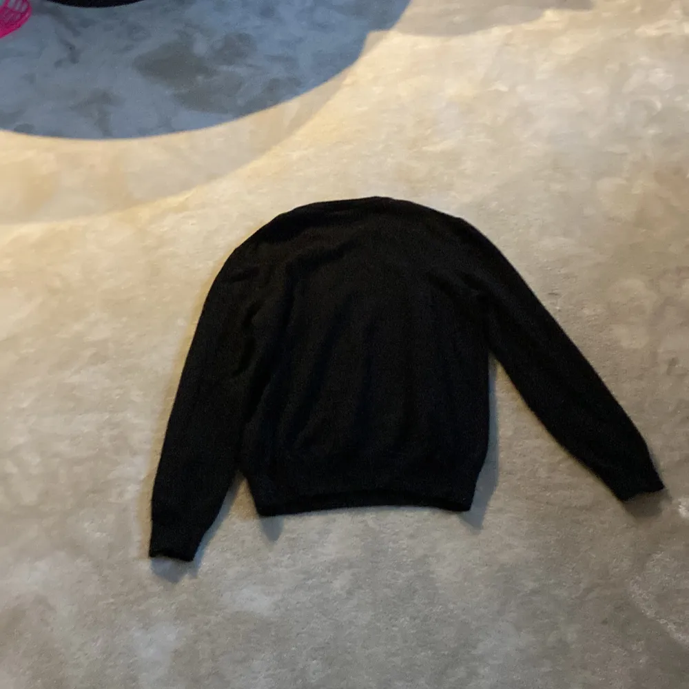 En Hugo boss tjock tröja utan luva. Den är lite använd men det märks inte. Storleken är en Medium men den sitter som en liten Smal. Neuletakit & Villapaidat.