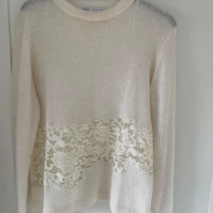 Vit stickad tröja med spets från Zara - Tunt skickad gullig tröja med spets. Från Zara. Storlek M. Använd 1 gång. 