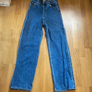Levi’s High loose  - Levi’s High loose jeans i en mellanblå/ något mörkare tvätt. W25 L31 och har lagt sig perfekt över skorna för mig som är 170cm och själva jeansen har en lösare avslappnad form. Upplever att dessa är något större i midjan än mina andra Levis jeans
