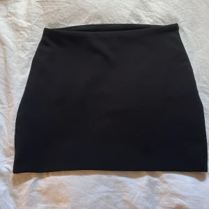 Svart kjol från Zara - Snygg svart kortkjol från Zara med en diskret dragkedja på sidan. 