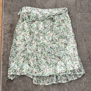 Grön blommiga kjol - Perfekt för sommar tid! Blommiga gröna kort kjol. Skönt material och har dubbelt lager. 