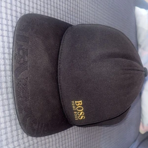 Limited edition Hugo Boss keps  - Säljer denna Limited edition Hugo Boss kepsen original köpt från Hugo Boss för 1,700 och säljer nu för billigare pris men priset kan diskuteras 