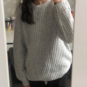 Stickad Tröja - Grå stickad tröja från Lager 157 i strl XS🩶 Köptes vintern 21 och har de senaste två åren bara legat i garderoben.