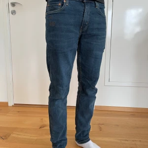 Levi’s jeans  - Nu säljer vi ett par sköna levi’s jeans i modellen 512. Storlek 30/32. Skick 10/10 - oanvända. Pris 249kr. Designade av RetroRejeans 