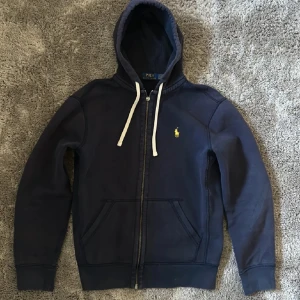 Ralph Lauren Zip Hoodie - Säljer nu denna svin feta ralph lauren zip hoodien. Den är i grymt skick, storlek S och sitter perfekt. Skriv vid minsta fundering🙌🏻