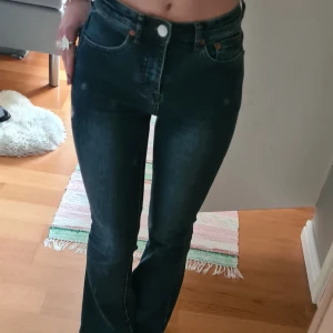 Blå bootcut jeans - Säljer ett par klassiska blå bootcut jeans midwasit. Jeansen har fem fickor, dragkedja och knapp framtill. Perfekta för dig som gillar en tidlös stil med lite utsvängda ben. Sälj för kmr it till användning💕