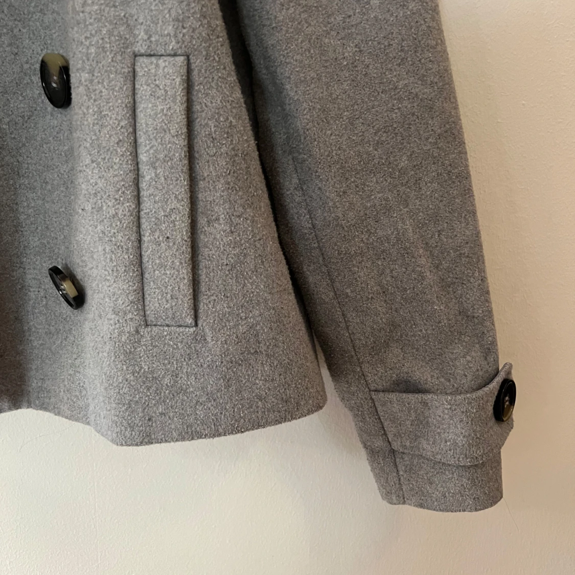 Grå kappa med knappar - 1