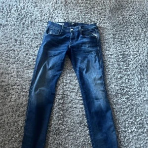 Blå jeans från Replay - Snygga blå jeans från Replay Hyperflex med slim fit passform. Perfekta för en stilren look. Hör av er vid funderingar. 