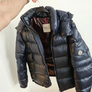 Moncler maya mörkblå - En helt ny Maya som aldrig är använd! Fick den i present men behöver den ej så jag passar på att sälja den.