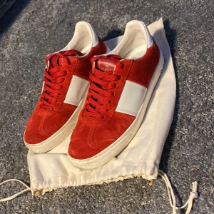 Valentino flycrew  - Säljer nu dessa valentino flycrew i färgen röd, snygg och fräsch för sommaren och våren. Skick 7,8/10, ✅säljs för 4250, priset är inte hugget i sten 🪨 , hör av er vid minsta fråga så ska jag svara så snabbt jag kan!