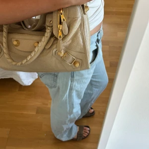 Khaki Birkenstock Arizona - Så snygga Birkenstocks i en khaki grön färg! Passar superbra till många outfits och den skönaste vår och sommarskon. Mocka tyg med metalldetaljer. Använda, men mycket kvar att ge. Säljes i befintligt skick🤍