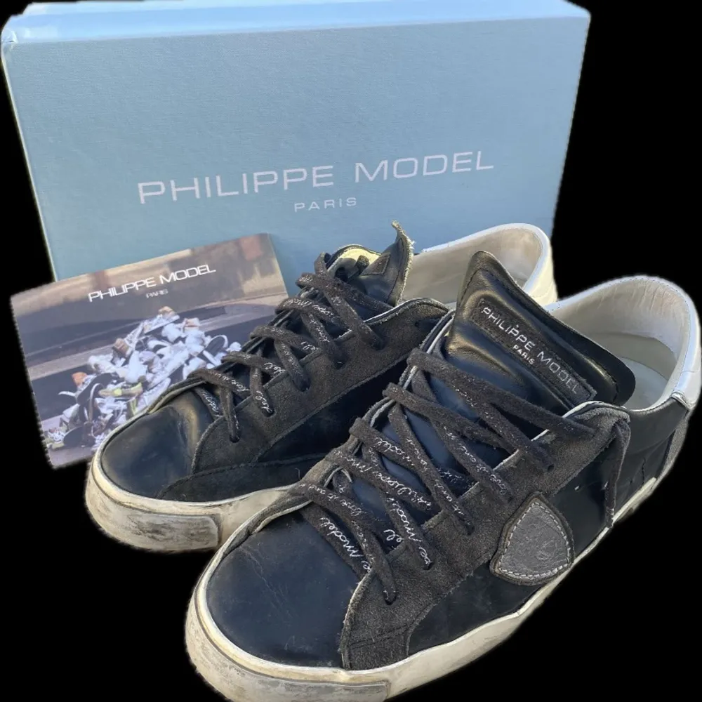 Säljer nu dessa fräscha Philippe Model skor i ett bra skick! 8/10 och inga synliga defekter. Perfekt nu till våren och sommaren! Självklart äkta men tveka inte på att höra av dig vid frågor-fler bilder finns. Självklart är priset inte hugget i sten så släng ur dig ett bud! . Kengät.