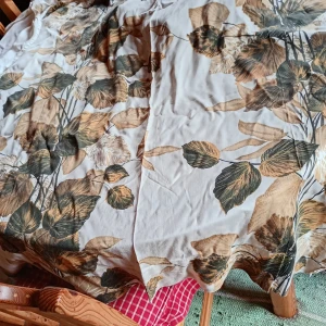 Gardin längd bred blad mönster  - Fin gammal gardin längd blad mönster bred.ca 2 meter lång och går fint att dela så två panel längder blir till.fint skick.