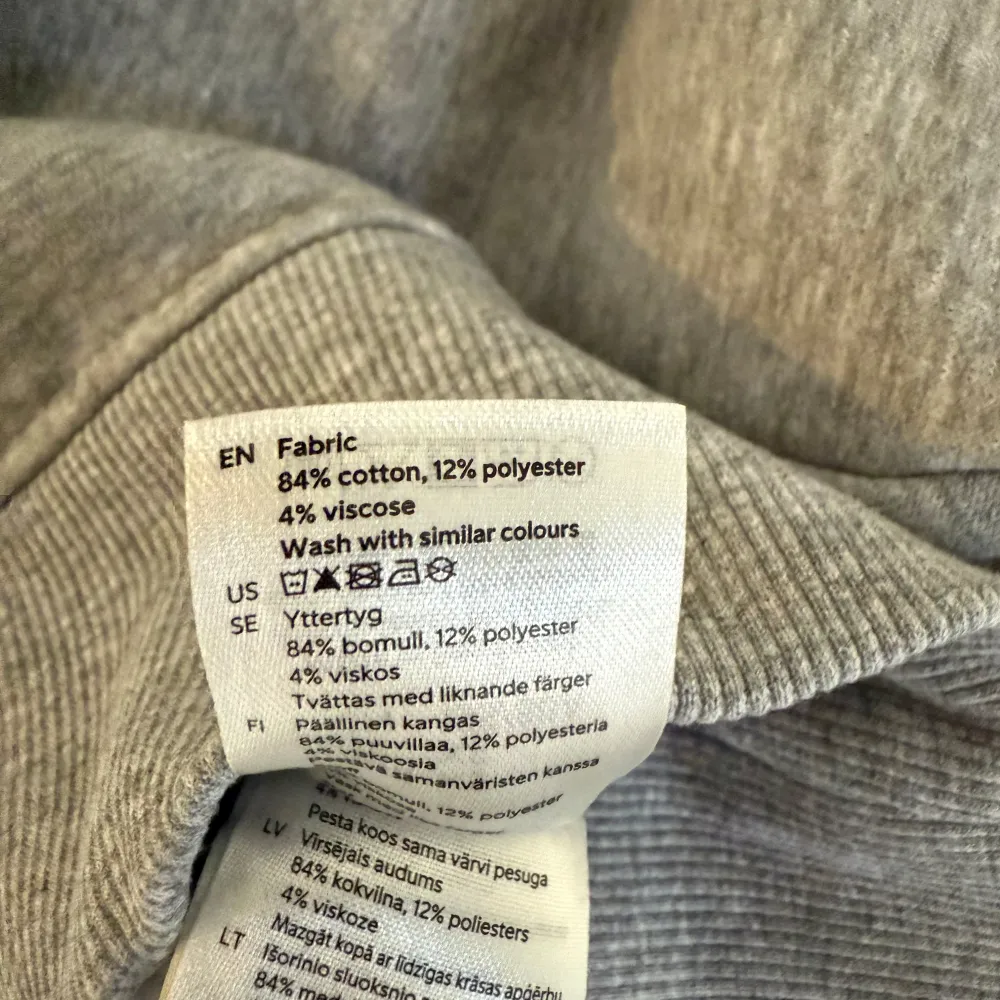 Säljer en klassisk grå sweatshirt från Lindex. Tröjan är tillverkad i en mjuk blandning av bomull, polyester och viskos. Perfekt för en avslappnad stil med ribbade muddar vid ärmslut och nederkant. Oversized . Neuletakit & Villapaidat.