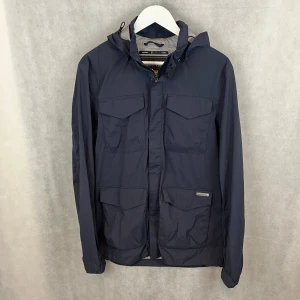 Woolrich jacka - Woolrich jacka som e riktigt soft, vind och regn säker. Storlek M, modellen är 185. 