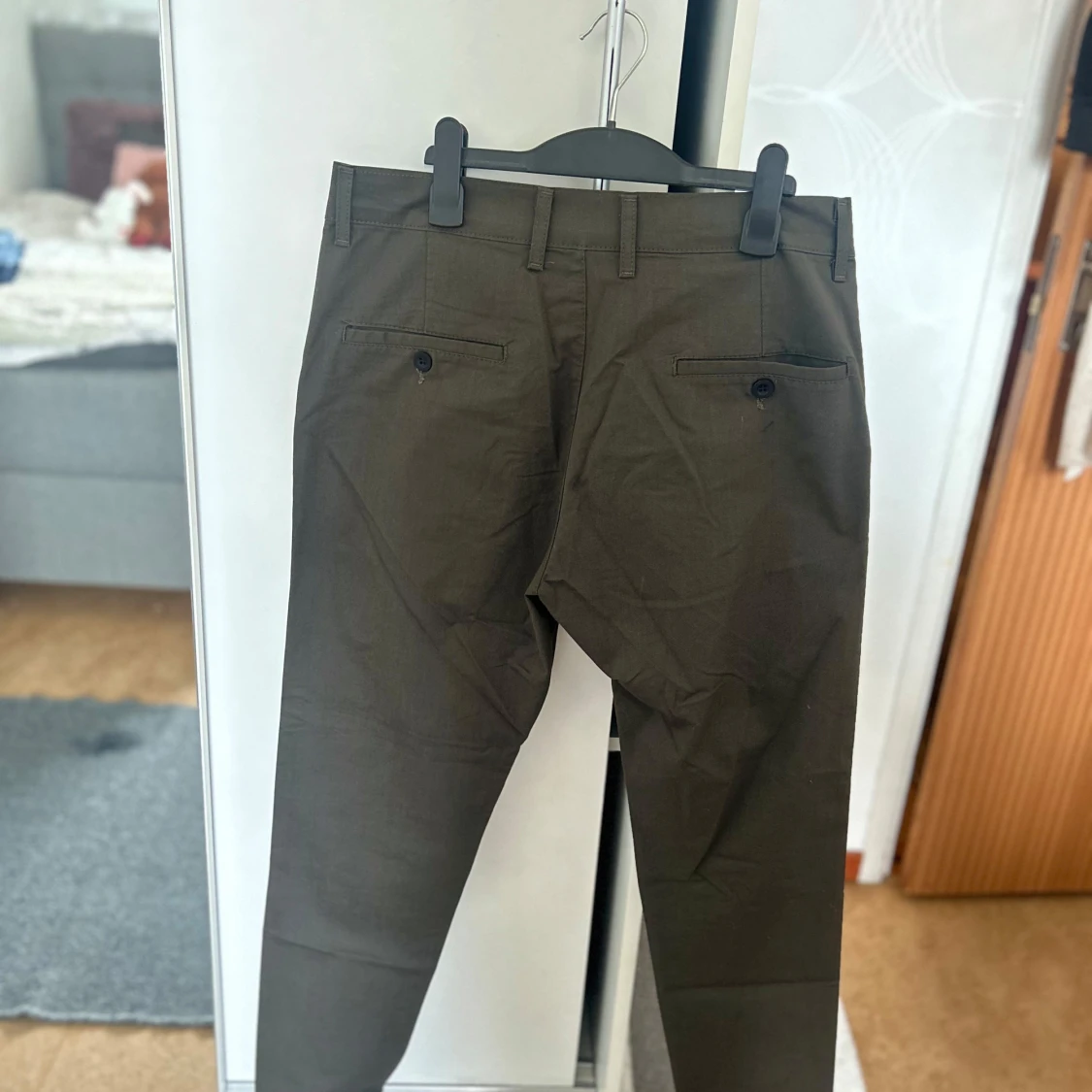 Mörkgröna chinos från Vero Fly - 1