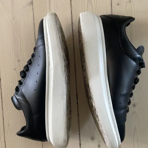 Äkta Alexander McQueen Svarta - Äkta Alexander McQueen oversized sneakers. Endast använt 3 gånger. Storlek 43, passar storlek 44. Nypris ca 6000kr