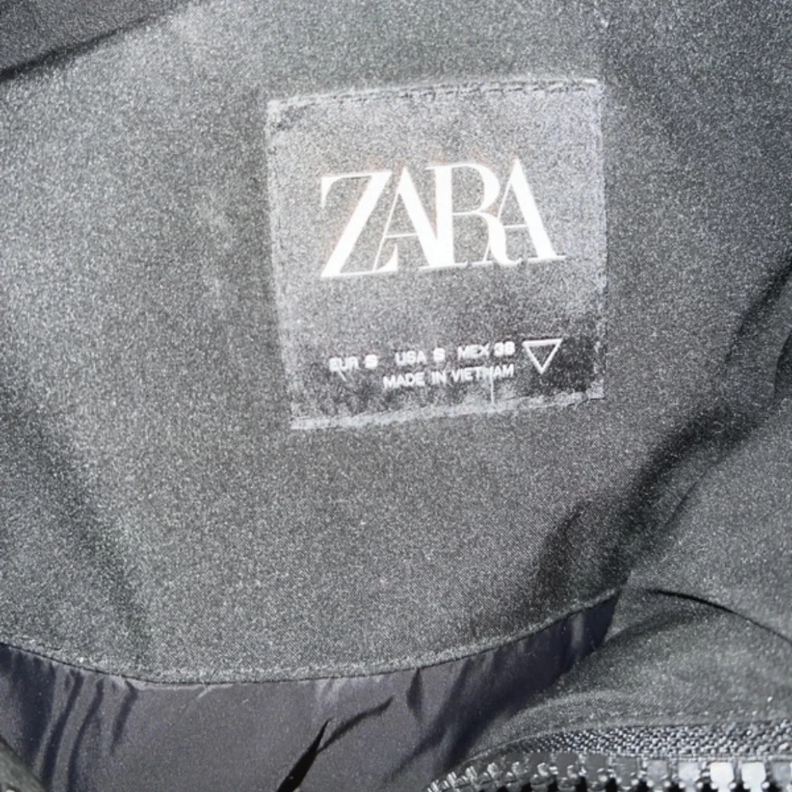 Svart dunväst med huva från Zara - 2