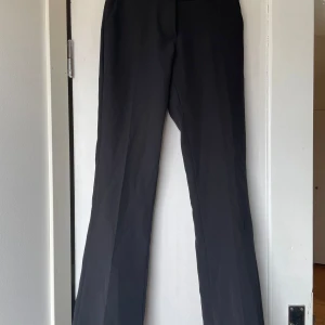 Lowwaist kostymbyxor Design by Si - Jättefina svarta lowwaist kostymbyxor från Design by Si i strl XS. Jättefint skick!