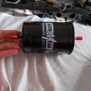 AUTO MEGA Bränslefilter - Bränslefilter från AUTO MEGA. Perfekt för bilreparation eller underhåll.