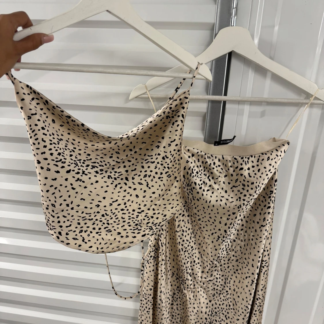 Beige prickig set med både kjol o topp med tunna axelband