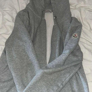 Moncler kofta - Den är använd bara några gånger och köpt från plick för nått år sen. Jag använde den knappt och köpte den ny så nu säljer jag vidare den då jag inte har användning för den. Priset är inte hugget i sten. Storlek S men passar också M.