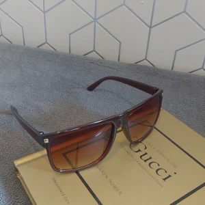 Solglasögon  - Snygga bruna solglasögon med brunt glas || helt nya