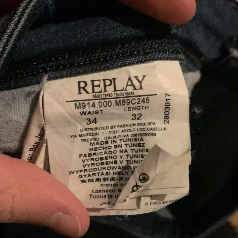 Snygga mörkblå jeans från Replay i modellen Anbass. Super fint skick, storlek 34/32! Bara att höra av sig vid minsta fundering! Säljer då de inte passar mig!. Farkut & Housut.
