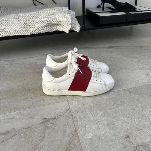 Valentino open - |Säljer nu dessa valentino open i storlek 39 som passar 40|Skorna är i bra skick och helhetsintrycket är fint|Vid eventuella frågor är du välkommen att kontakta oss|