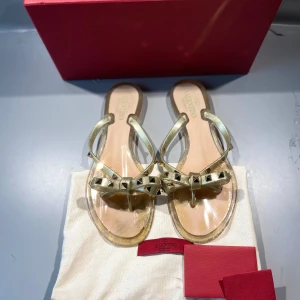 Valentino Tofflor - Hej! Säljer nu mina tofflor från märket Valentino, storlek 38 bra skick, givetvis äkta. Tveka inte på att höra av dig om du har frågor eller funderingar kring skorna! 