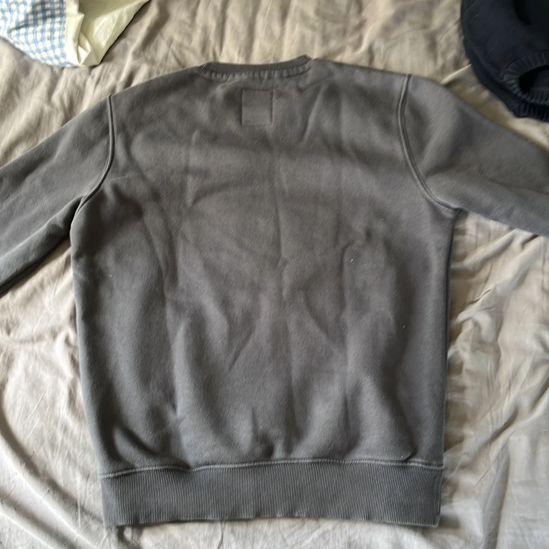 Grå sweatshirt från Alpha Industries - 1