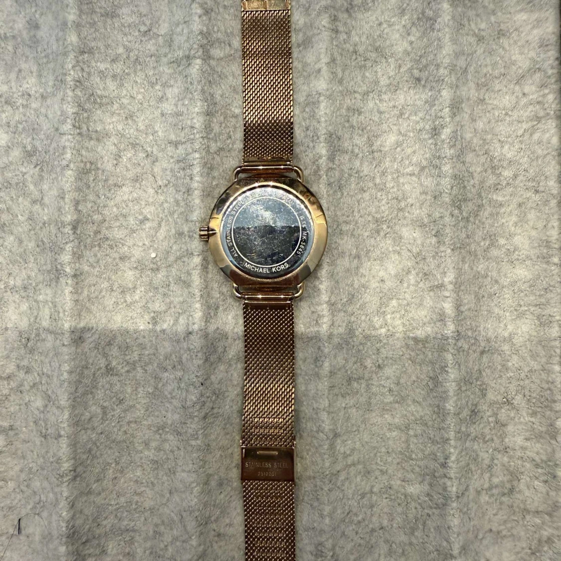 Guldig klocka från Michael Kors med mesh-armband - 4