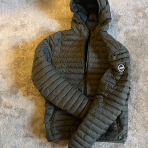 Mörkgrön colmar jacka - Säljer en mörkgrön vårjacka från Colmar med huva och dragkedja. Den är lite mindre i storleken än vad det står det är. Tveka inte på att ställa frågor!