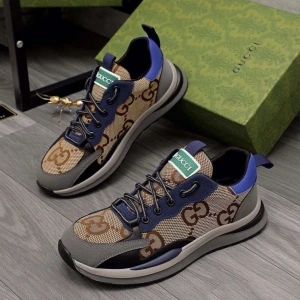 Gucci sneakers med GG-mönster - Säljer ett par snygga Gucci sneakers med klassiskt GG-mönster i beige och brunt, detaljer i blått och svart samt grönt Gucci-märke på plösen. Skorna har snörning och rund tå, perfekt för dig som vill sticka ut med lyxiga detaljer.