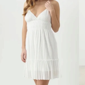 vit mini klänning - köpt på sellpy, bra skick🤍(finns en liten fläck som var där när jag köpte den, går nog bort!) justerbara band & korsad i ryggen