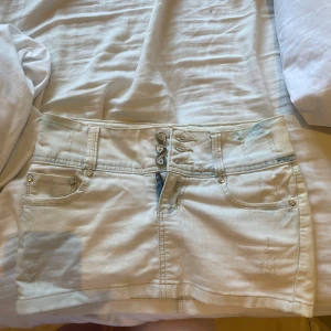 lågmidjad jeanskjol  - Säljer denna skit snygga lågmidjade jeanskjoleb då den inte är min storlek längre. Den är väldigt väldigt ljus blå nästan vit.